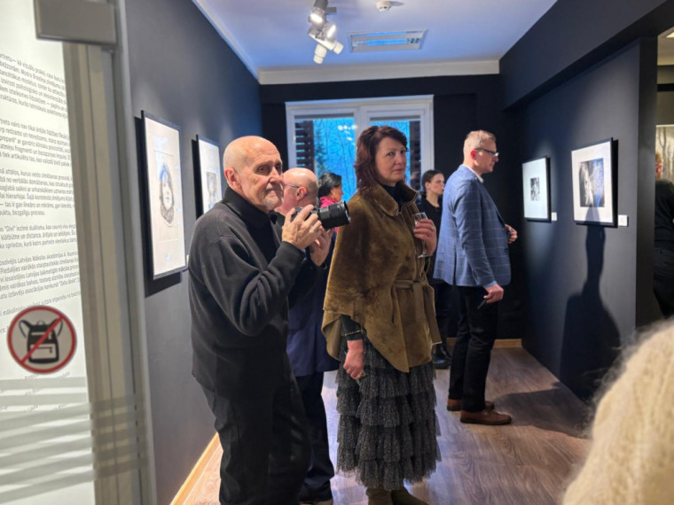 FOTO: Gluži kā īstas fotogrāfijas! Ogrē atklāta mākslinieka Modra Brasliņa melnbalto zīmējumu izstāde "Divi"