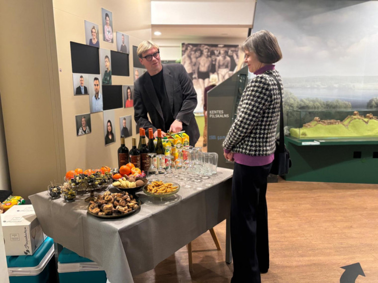 FOTO: Gluži kā īstas fotogrāfijas! Ogrē atklāta mākslinieka Modra Brasliņa melnbalto zīmējumu izstāde "Divi"