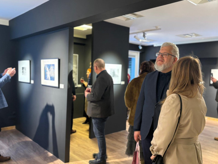 FOTO: Gluži kā īstas fotogrāfijas! Ogrē atklāta mākslinieka Modra Brasliņa melnbalto zīmējumu izstāde "Divi"