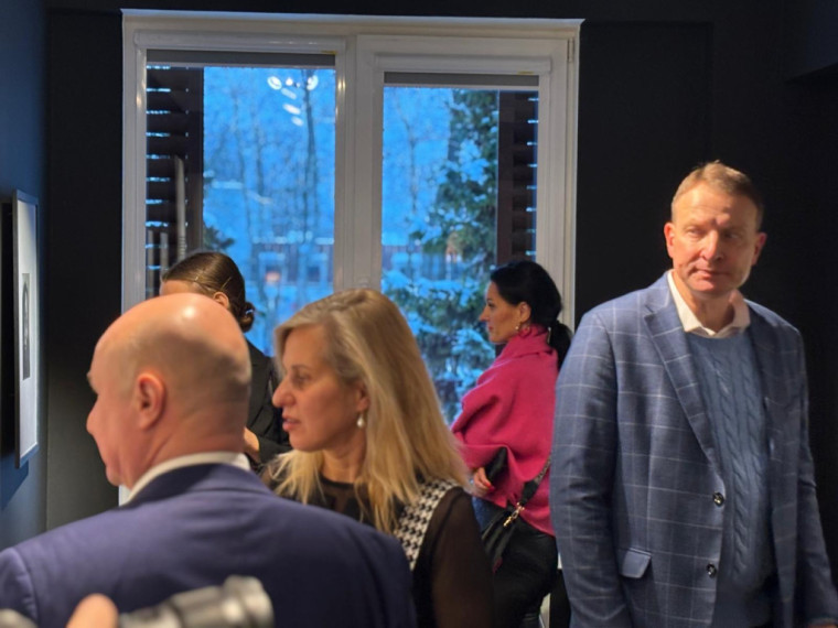 FOTO: Gluži kā īstas fotogrāfijas! Ogrē atklāta mākslinieka Modra Brasliņa melnbalto zīmējumu izstāde "Divi"