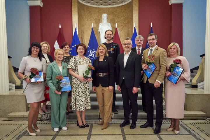 Ogres Centra pamatskolas direktore saņem Ministru prezidentes pateicību 