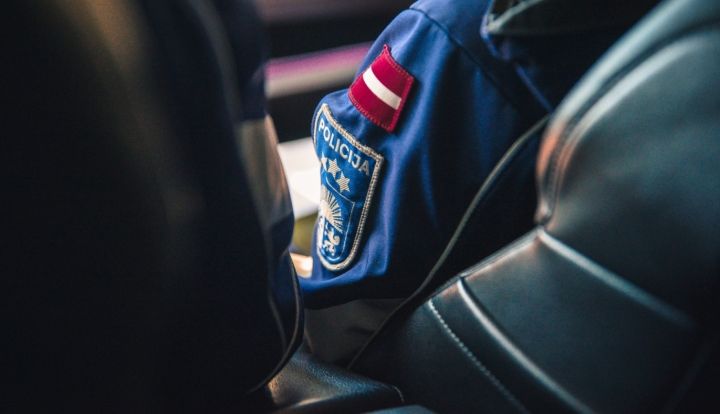 Valsts policijas darbinieki aiztur jauniešus par laupīšanu Ogrē