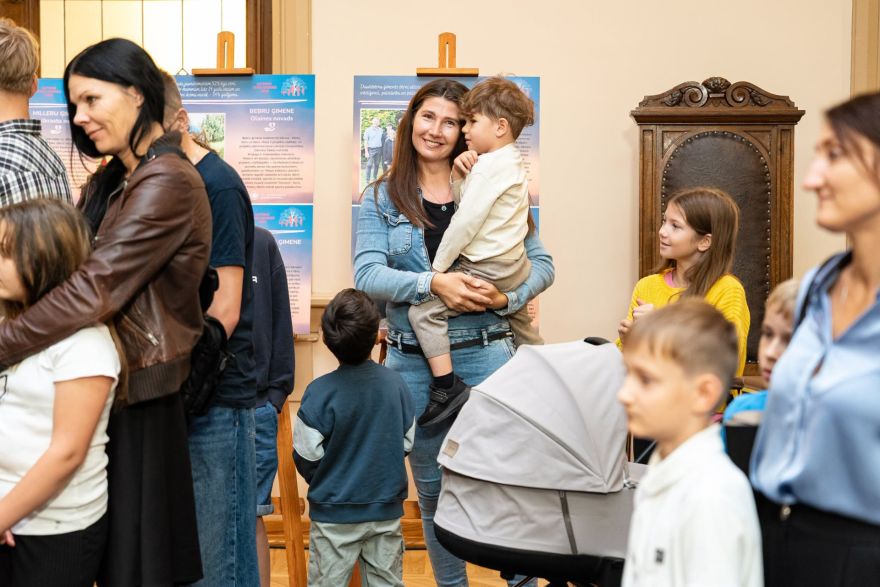 Te sākas mūsu lielā un mazā pasaule! Daudzbērnu ģimenes un Saeimas deputāti satiekas īpašā izstādē 