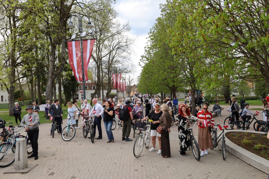 FOTO: Ar krāšņiem notikumiem Ogrē aizvadīts 4. maijs