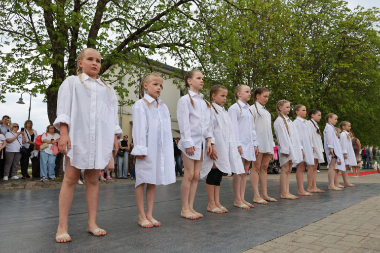 FOTO: Krāšņu notikumu pavadībā Ogrē aizvadīts 4. maijs