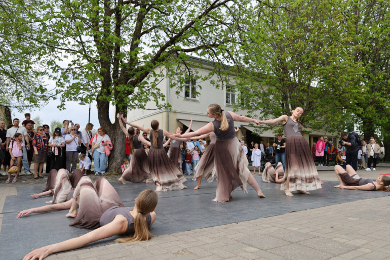FOTO: Krāšņu notikumu pavadībā Ogrē aizvadīts 4. maijs