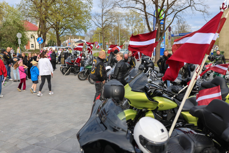 FOTO: Krāšņu notikumu pavadībā Ogrē aizvadīts 4. maijs