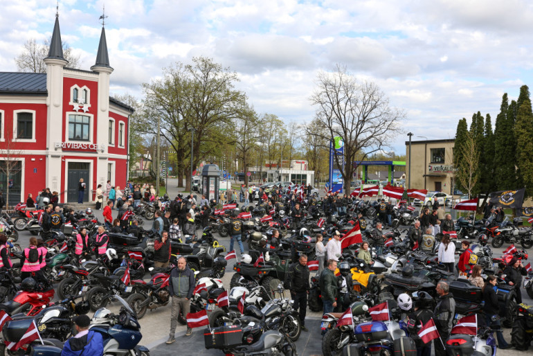 FOTO: Krāšņu notikumu pavadībā Ogrē aizvadīts 4. maijs