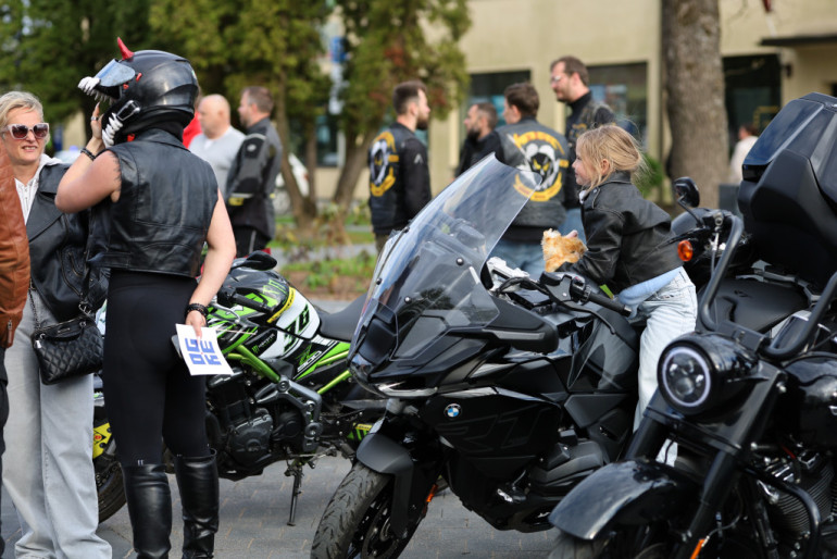 FOTO: Krāšņu notikumu pavadībā Ogrē aizvadīts 4. maijs
