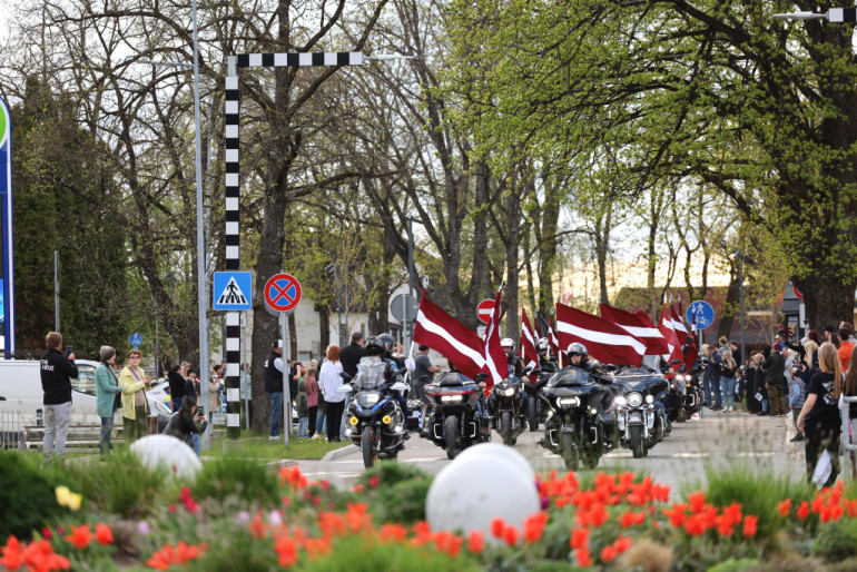 FOTO: Krāšņu notikumu pavadībā Ogrē aizvadīts 4. maijs