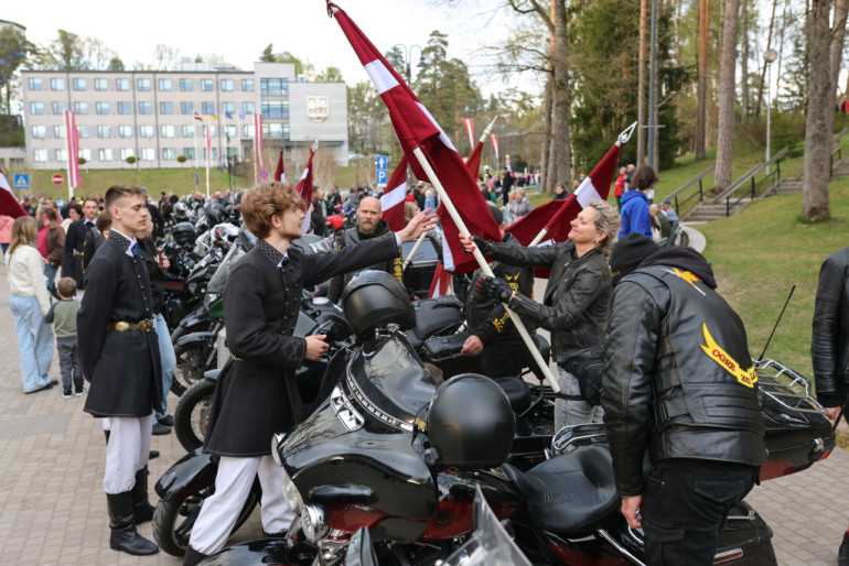 FOTO: Krāšņu notikumu pavadībā Ogrē aizvadīts 4. maijs