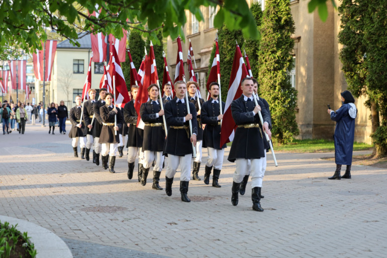 FOTO: Krāšņu notikumu pavadībā Ogrē aizvadīts 4. maijs