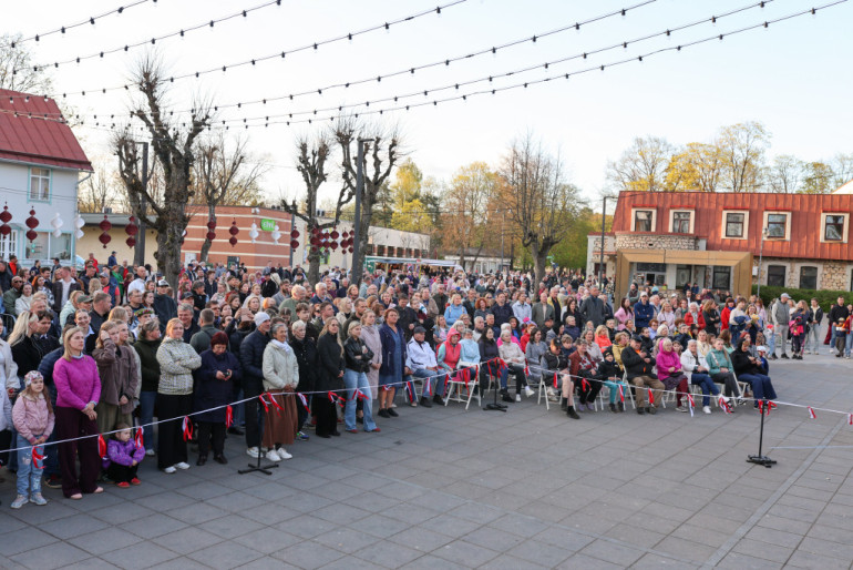 FOTO: Krāšņu notikumu pavadībā Ogrē aizvadīts 4. maijs