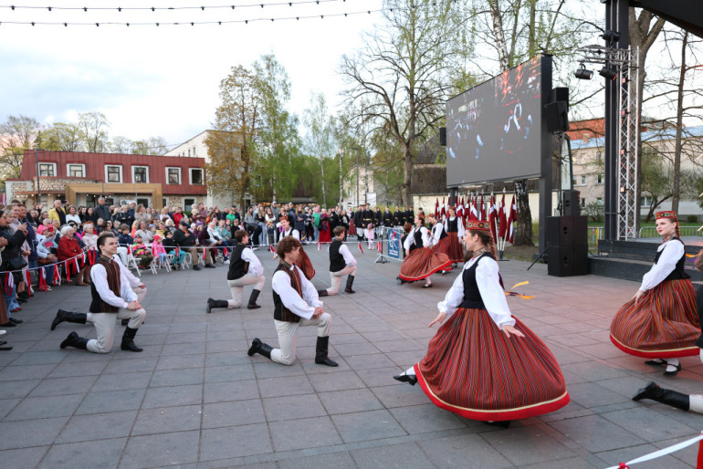 FOTO: Krāšņu notikumu pavadībā Ogrē aizvadīts 4. maijs
