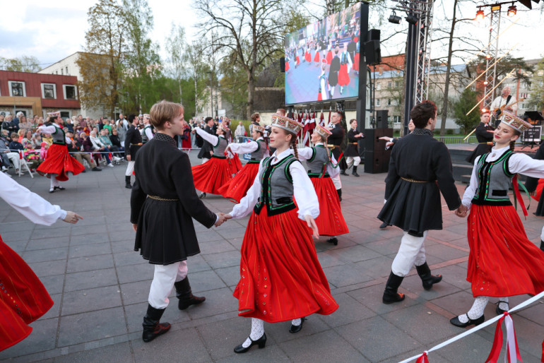 FOTO: Krāšņu notikumu pavadībā Ogrē aizvadīts 4. maijs