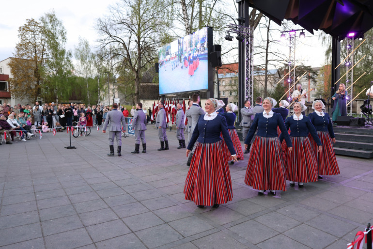 FOTO: Krāšņu notikumu pavadībā Ogrē aizvadīts 4. maijs