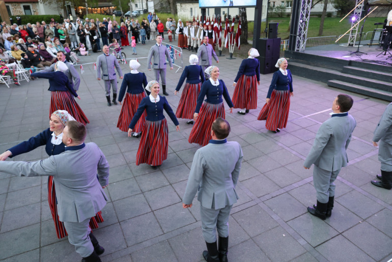 FOTO: Krāšņu notikumu pavadībā Ogrē aizvadīts 4. maijs