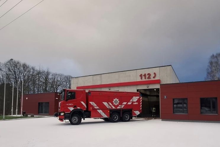 Attēls rakstam: Ogresgala pagastā dūmvadā dega sodrēji, no ēkas evakuējās divi cilvēki