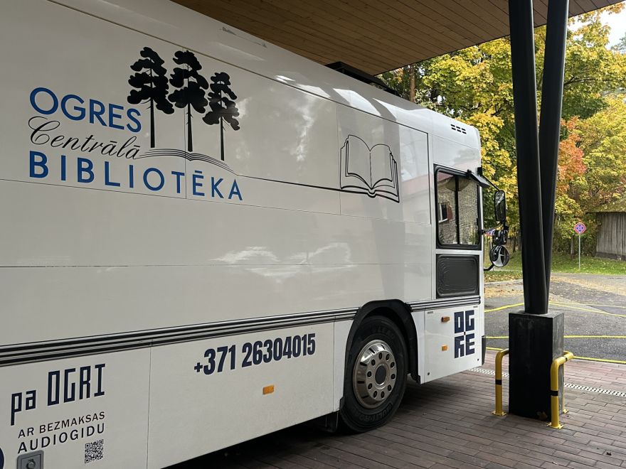 Otrdien bibliobuss lasītājus satiks 11 pieturvietās Ogres novadā