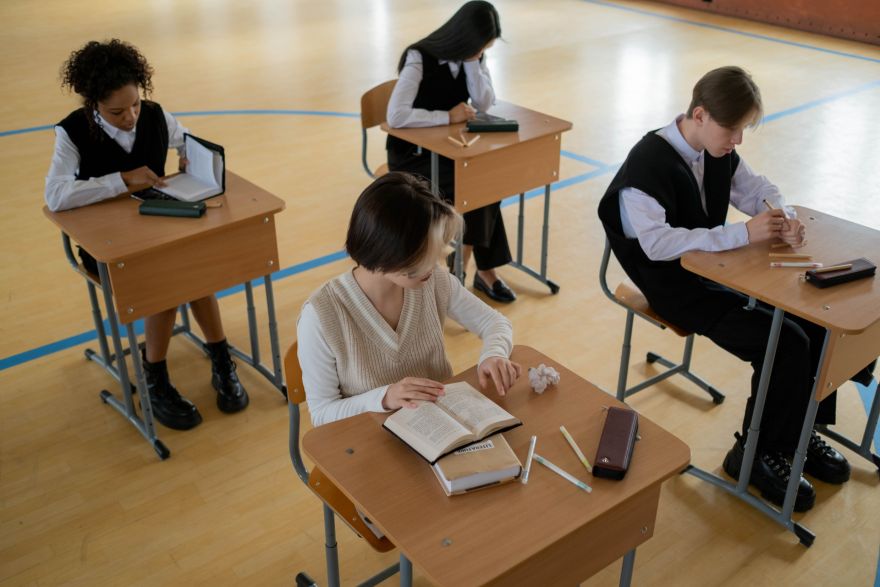 Atbild iedzīvotāji. Kāpēc daļai skolēnu neizdodas nokārtot centralizētos eksāmenus?