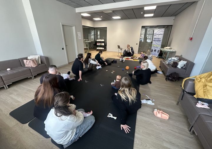 FOTO: Praktiskā nodarbībā Ogrē vecāki mācās par mazuļa sīkās motorikas attīstību