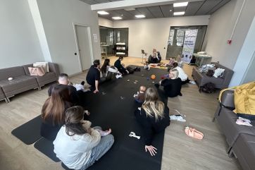 Attēls rakstam: FOTO: Praktiskā nodarbībā Ogrē vecāki mācās par mazuļa sīkās motorikas attīstību