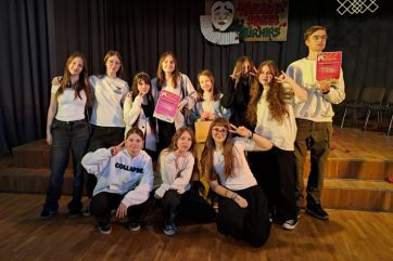 Attēls rakstam: FOTO: Ikšķiles vidusskolā uz skatuves kāpa teātra sporta komandas