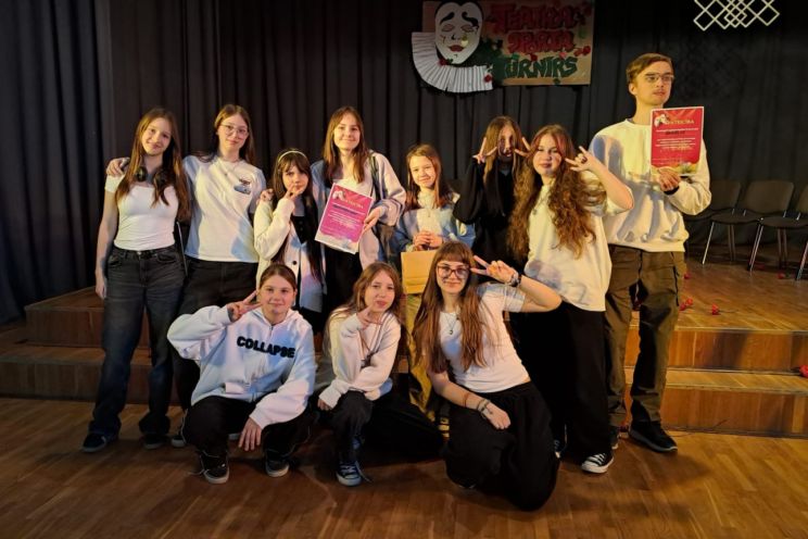 Attēls rakstam: FOTO: Ikšķiles vidusskolā uz skatuves kāpa teātra sporta komandas