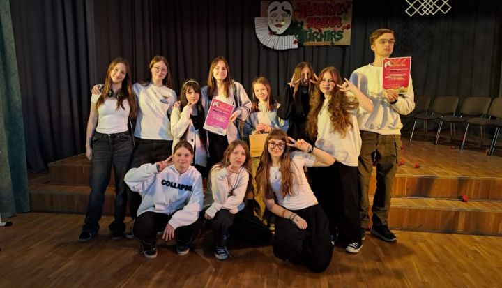 FOTO: Ikšķiles vidusskolā uz skatuves kāpa teātra sporta komandas