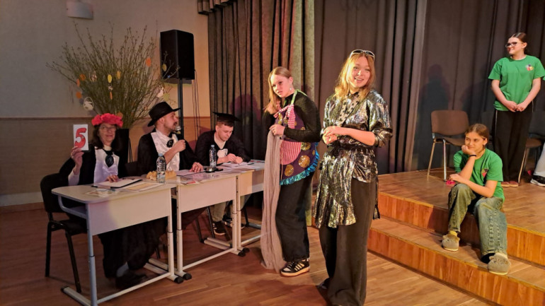 FOTO: Ikšķiles vidusskolā uz skatuves kāpa teātra sporta komandas