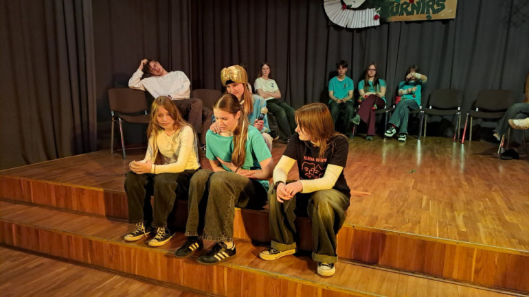 FOTO: Ikšķiles vidusskolā uz skatuves kāpa teātra sporta komandas