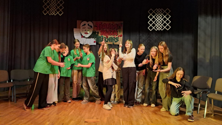 FOTO: Ikšķiles vidusskolā uz skatuves kāpa teātra sporta komandas