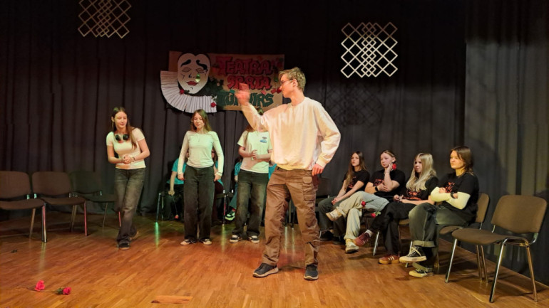 FOTO: Ikšķiles vidusskolā uz skatuves kāpa teātra sporta komandas