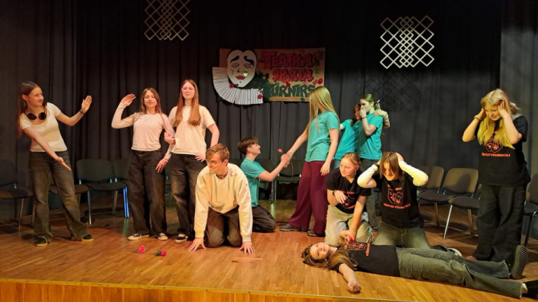 FOTO: Ikšķiles vidusskolā uz skatuves kāpa teātra sporta komandas