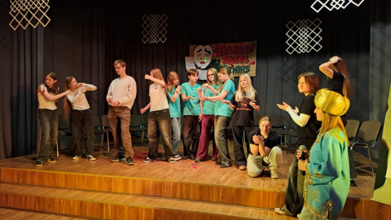 FOTO: Ikšķiles vidusskolā uz skatuves kāpa teātra sporta komandas