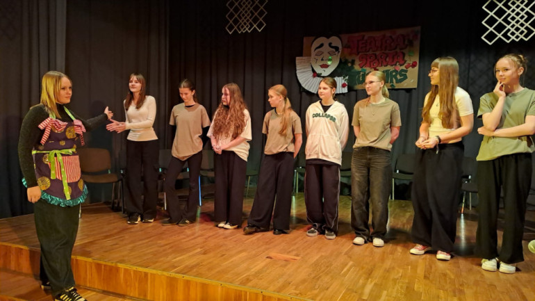 FOTO: Ikšķiles vidusskolā uz skatuves kāpa teātra sporta komandas