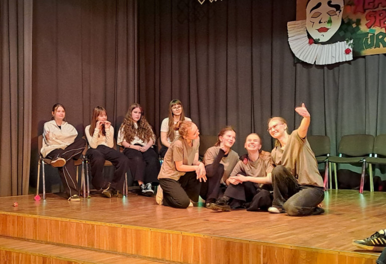 FOTO: Ikšķiles vidusskolā uz skatuves kāpa teātra sporta komandas