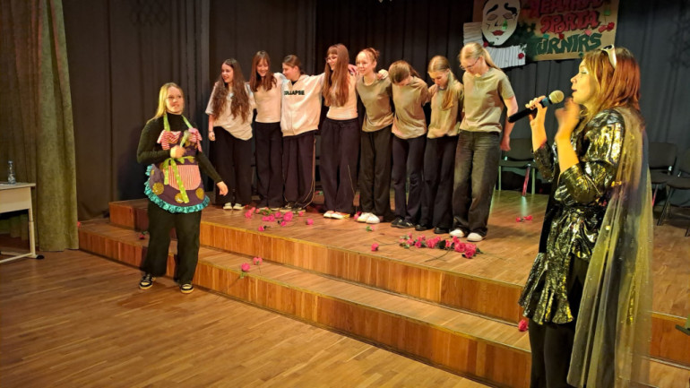 FOTO: Ikšķiles vidusskolā uz skatuves kāpa teātra sporta komandas