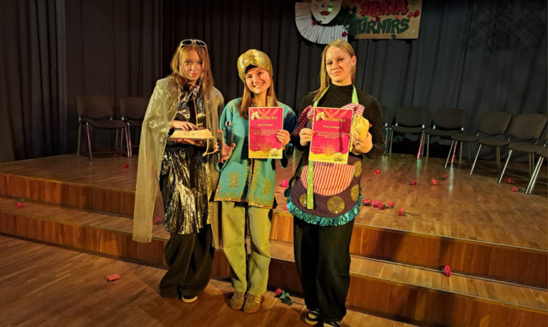 FOTO: Ikšķiles vidusskolā uz skatuves kāpa teātra sporta komandas