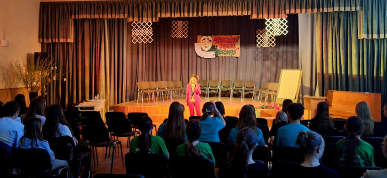 FOTO: Ikšķiles vidusskolā uz skatuves kāpa teātra sporta komandas