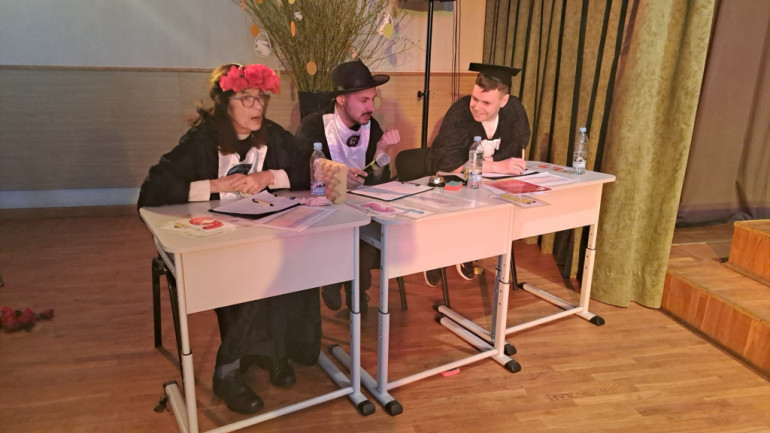 FOTO: Ikšķiles vidusskolā uz skatuves kāpa teātra sporta komandas