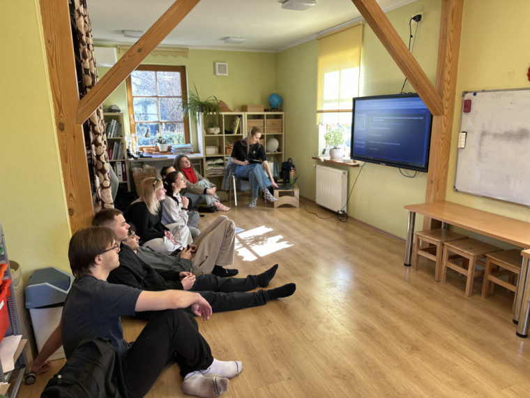 FOTO: Ogres novada jaunieši tikās uz aktīvu pasākumu “Vesels un gudrs 2026” Lielvārdē 