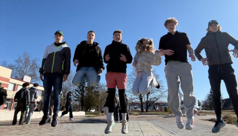 FOTO: Ogres novada jaunieši tikās uz aktīvu pasākumu “Vesels un gudrs 2026” Lielvārdē 