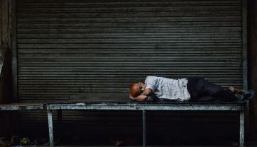 Attēls rakstam: Ogrē guļ pie veikaliem 