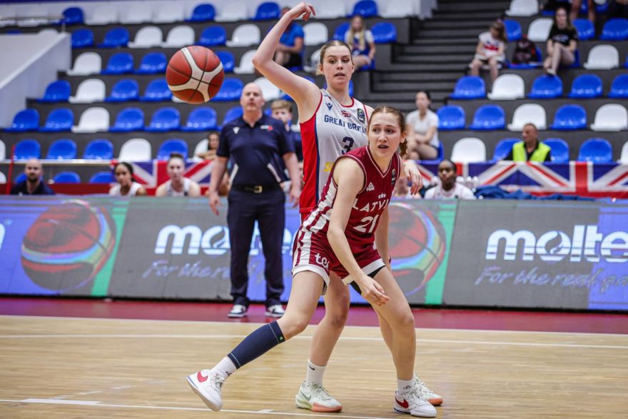 Latvijas U16 meitenes uzvar Lielbritānijas izlasi, ogrēnietei Sirsniņai seši punkti