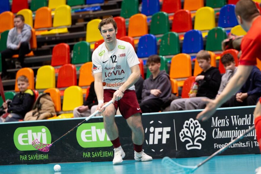 Latvijas florbola izlase uzvar ungārus, lielvārdietim Savinam divi vārti