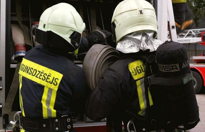 Ugunsgrēkā izpostīta ražotne Suntažu pagastā