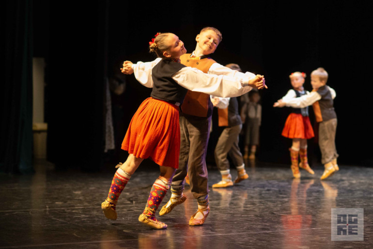 FOTO: Deju kolektīvi “Spolītes” un “Spole” svin 15 gadu jubileju