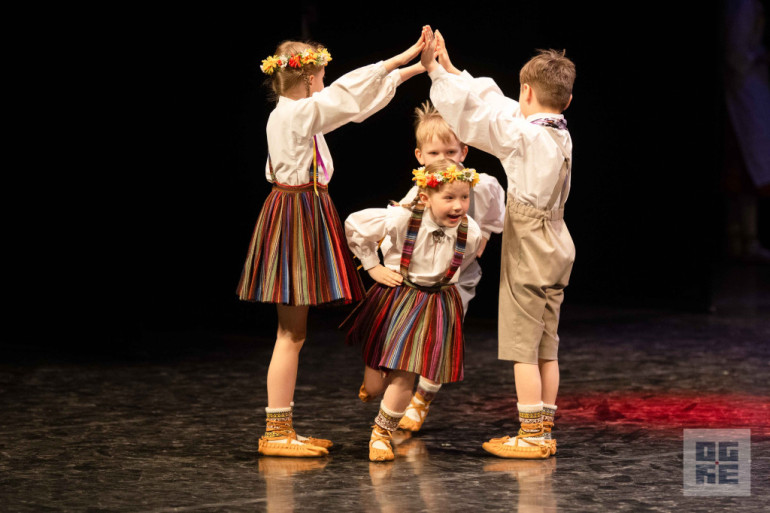 FOTO: Deju kolektīvi “Spolītes” un “Spole” svin 15 gadu jubileju