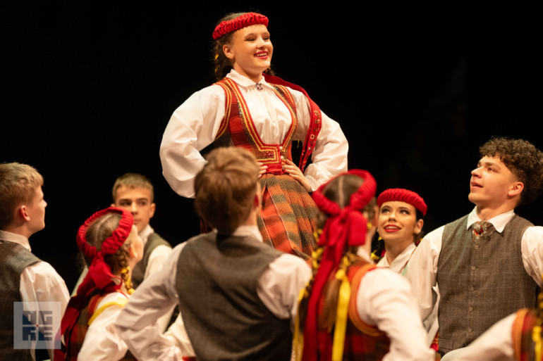 FOTO: Deju kolektīvi “Spolītes” un “Spole” svin 15 gadu jubileju